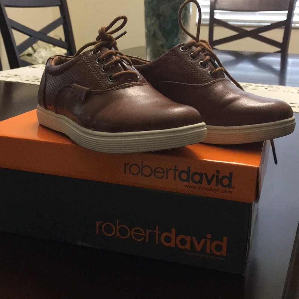 Almost new brown leather shoe